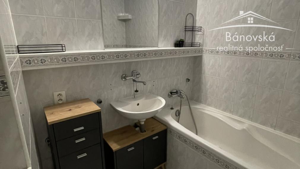 Ponúkame Vám na predaj 1-izbový byt v Bánovciach nad Bebravou o výmere 48m2.