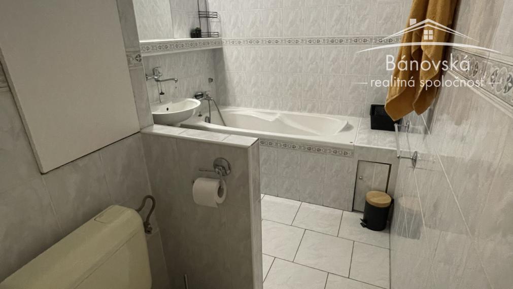 Ponúkame Vám na predaj 1-izbový byt v Bánovciach nad Bebravou o výmere 48m2.