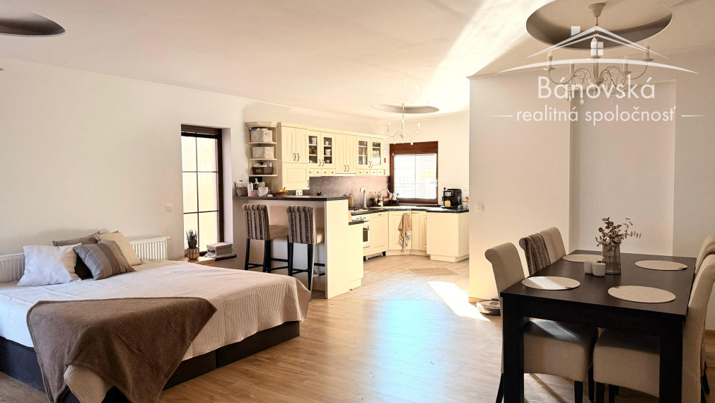 Rezervované - Na predaj samostatne stojaci 5 izbový rodinný dom s garážou a záhradou