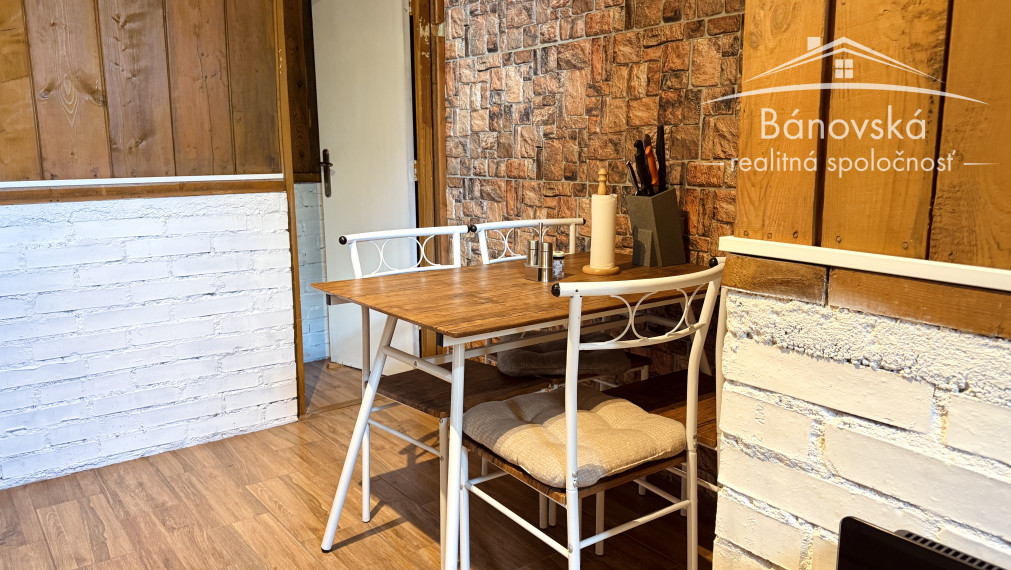 Útulný 4 izbový rodinný dom v lese pri jazere ,,Šutrovňa",  Sekule