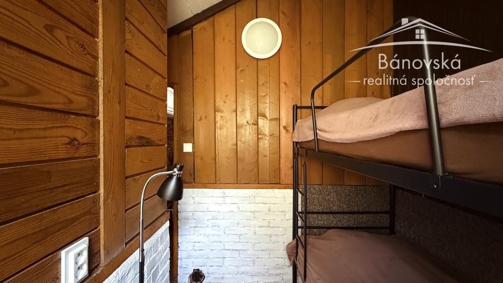 Útulný 4 izbový rodinný dom v lese pri jazere ,,Šutrovňa",  Sekule