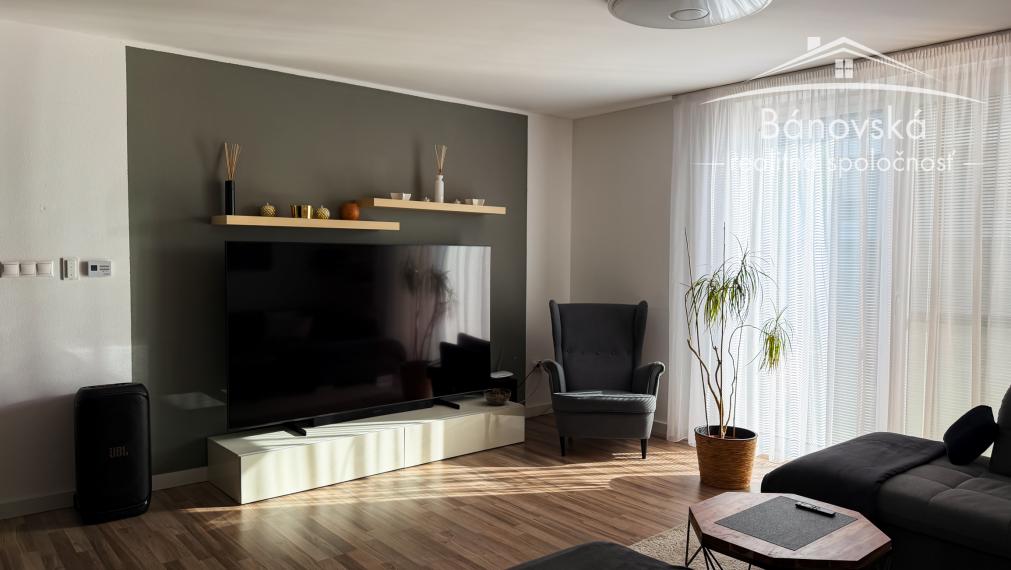 Priestranný 4 izbový dom s garážou v obci Hviezdoslavov - časť Podháj