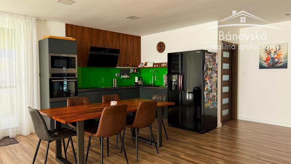 Priestranný 4 izbový dom s garážou v obci Hviezdoslavov - časť Podháj