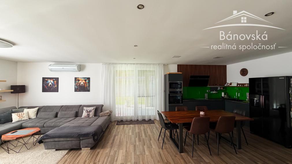 Priestranný 4 izbový dom s garážou v obci Hviezdoslavov - časť Podháj