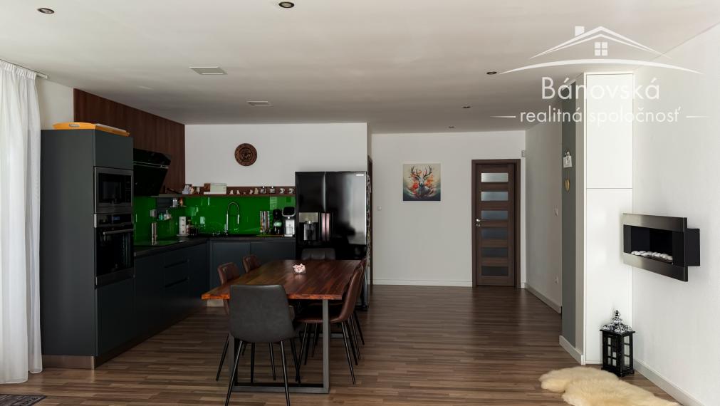 Priestranný 4 izbový dom s garážou v obci Hviezdoslavov - časť Podháj