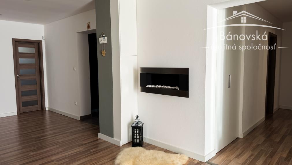 Priestranný 4 izbový dom s garážou v obci Hviezdoslavov - časť Podháj