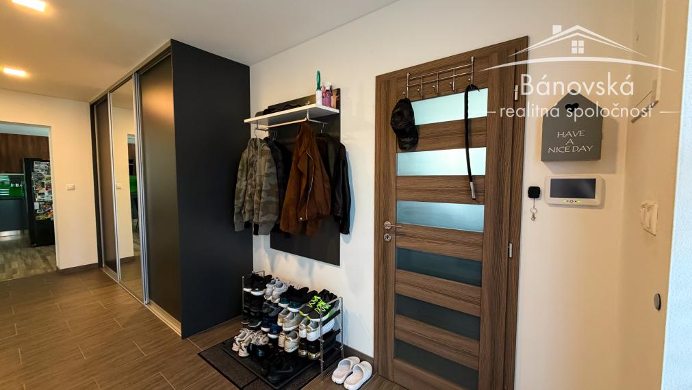 Priestranný 4 izbový dom s garážou v obci Hviezdoslavov - časť Podháj