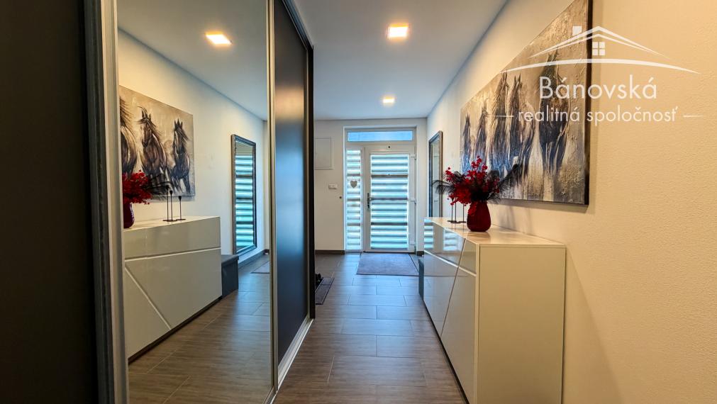 Priestranný 4 izbový dom s garážou v obci Hviezdoslavov - časť Podháj