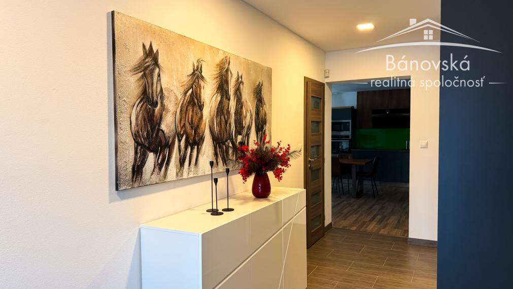 Priestranný 4 izbový dom s garážou v obci Hviezdoslavov - časť Podháj