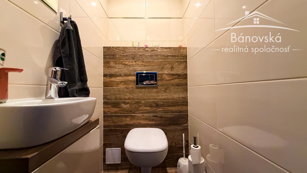 Priestranný 4 izbový dom s garážou v obci Hviezdoslavov - časť Podháj