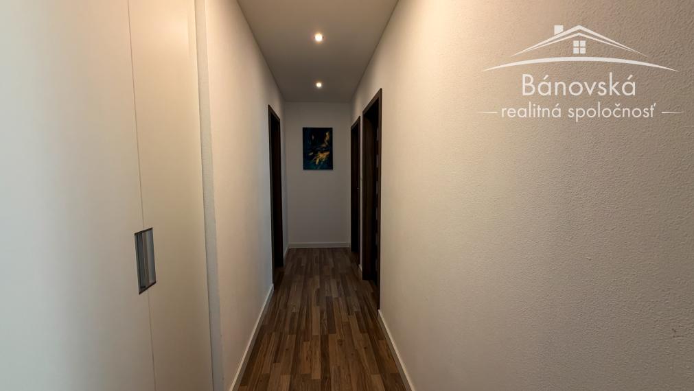 Priestranný 4 izbový dom s garážou v obci Hviezdoslavov - časť Podháj