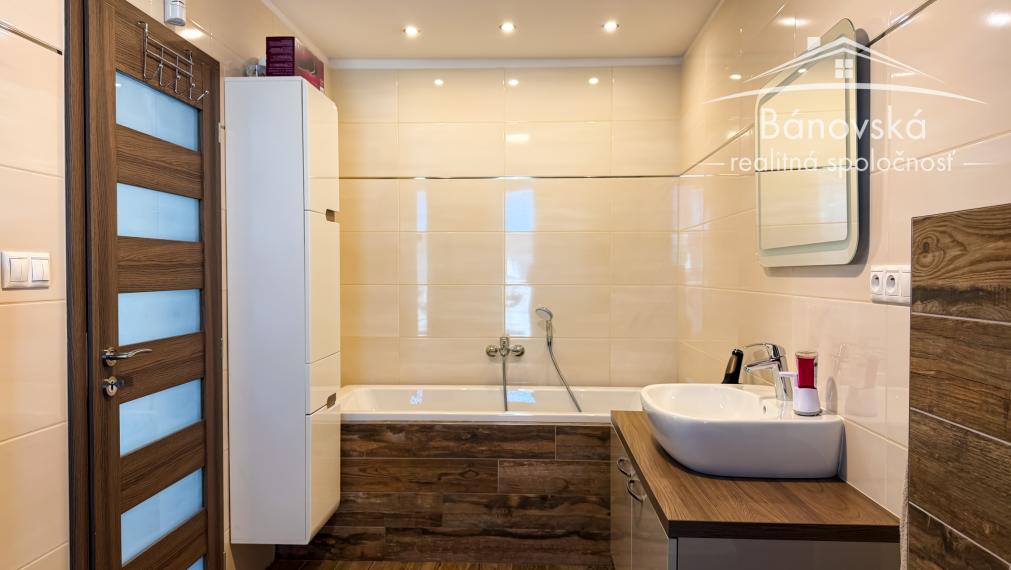 Priestranný 4 izbový dom s garážou v obci Hviezdoslavov - časť Podháj