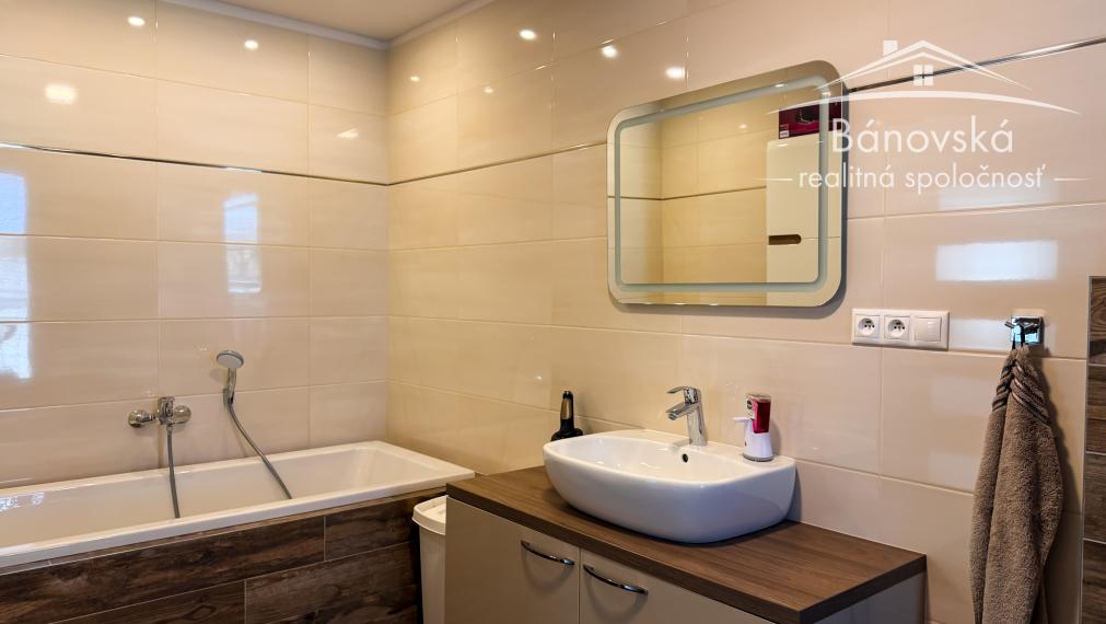 Priestranný 4 izbový dom s garážou v obci Hviezdoslavov - časť Podháj