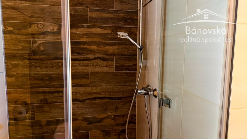 Priestranný 4 izbový dom s garážou v obci Hviezdoslavov - časť Podháj