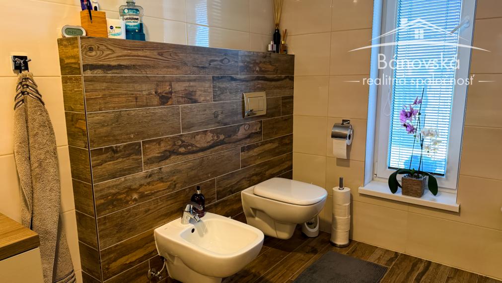 Priestranný 4 izbový dom s garážou v obci Hviezdoslavov - časť Podháj