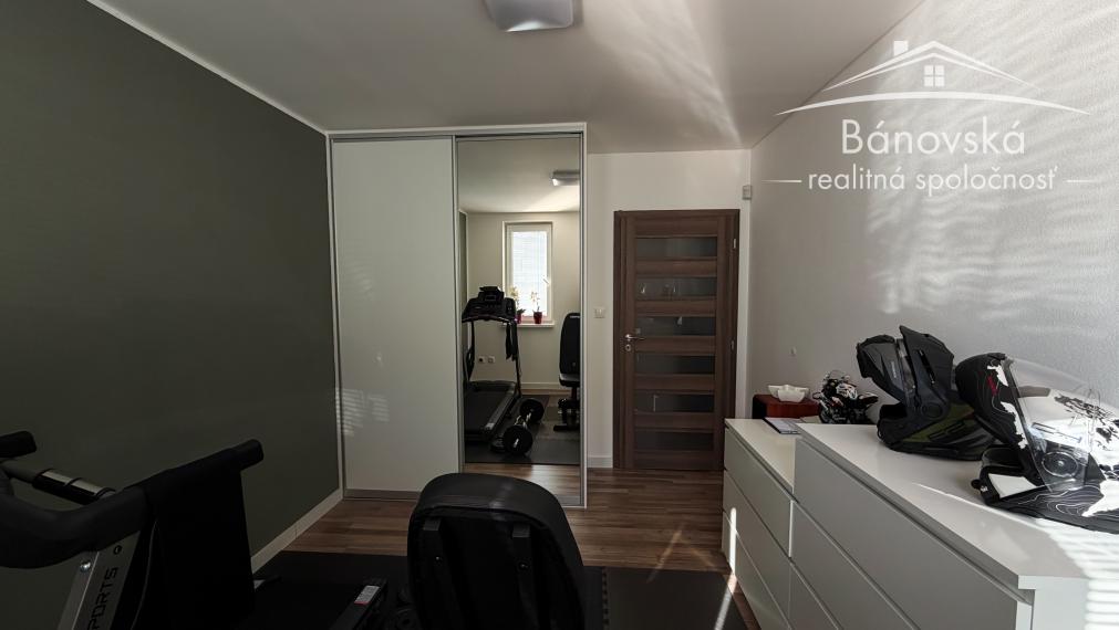 Priestranný 4 izbový dom s garážou v obci Hviezdoslavov - časť Podháj