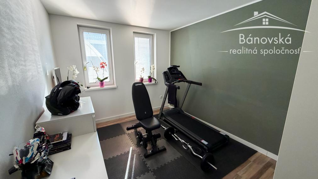 Priestranný 4 izbový dom s garážou v obci Hviezdoslavov - časť Podháj