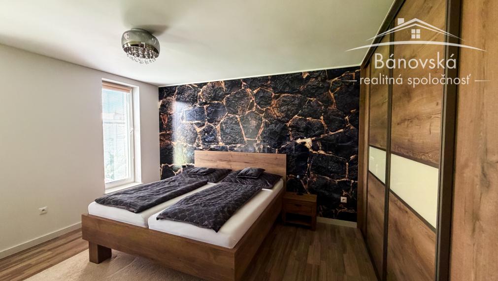 Priestranný 4 izbový dom s garážou v obci Hviezdoslavov - časť Podháj