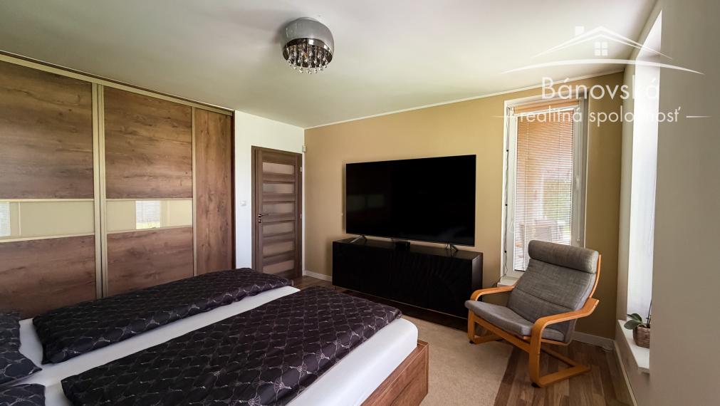 Priestranný 4 izbový dom s garážou v obci Hviezdoslavov - časť Podháj