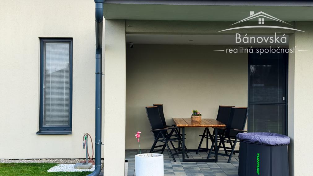 Priestranný 4 izbový dom s garážou v obci Hviezdoslavov - časť Podháj