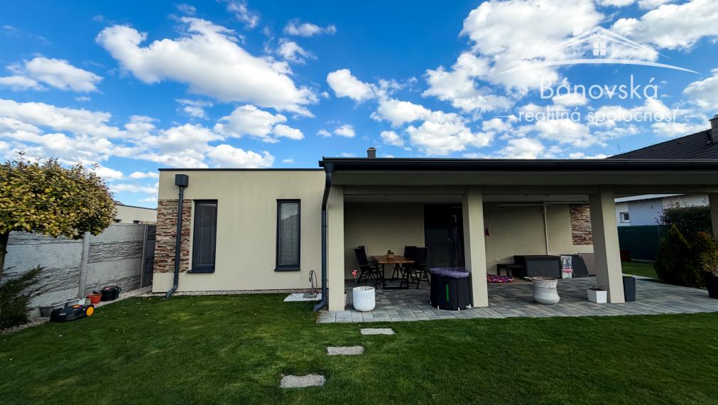 Priestranný 4 izbový dom s garážou v obci Hviezdoslavov - časť Podháj