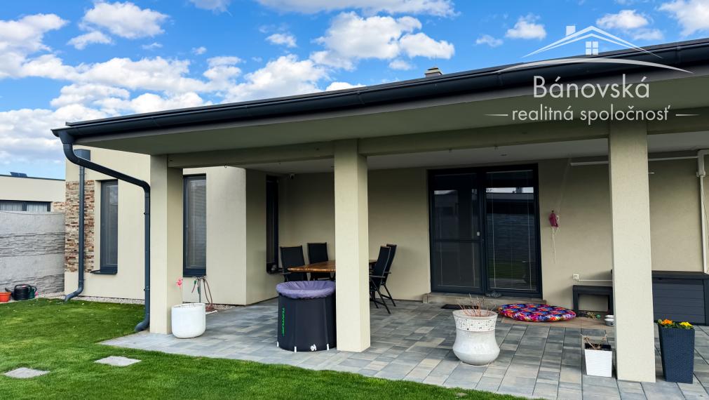 Priestranný 4 izbový dom s garážou v obci Hviezdoslavov - časť Podháj