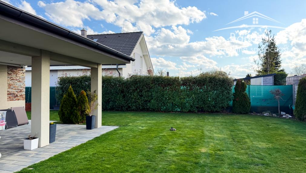 Priestranný 4 izbový dom s garážou v obci Hviezdoslavov - časť Podháj