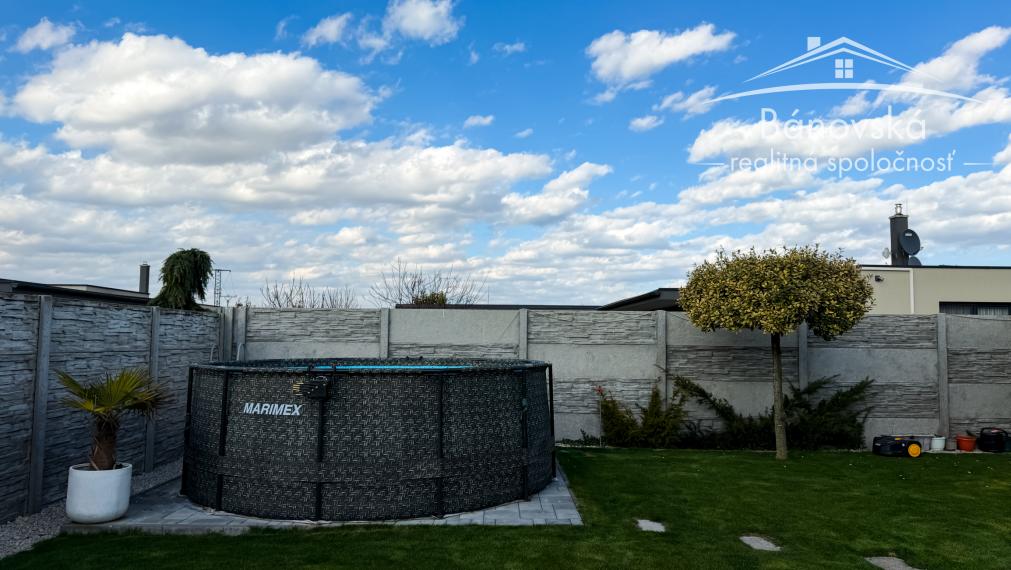 Priestranný 4 izbový dom s garážou v obci Hviezdoslavov - časť Podháj