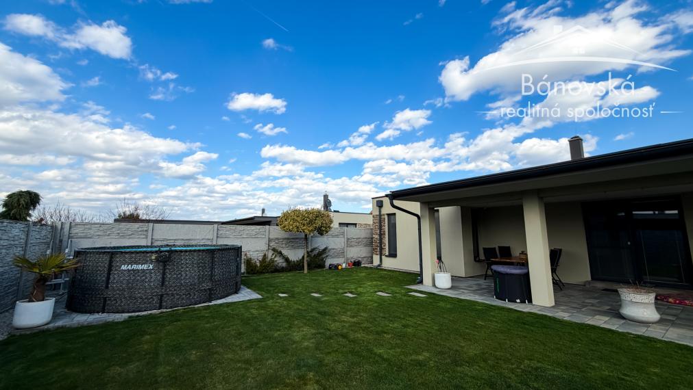 Priestranný 4 izbový dom s garážou v obci Hviezdoslavov - časť Podháj