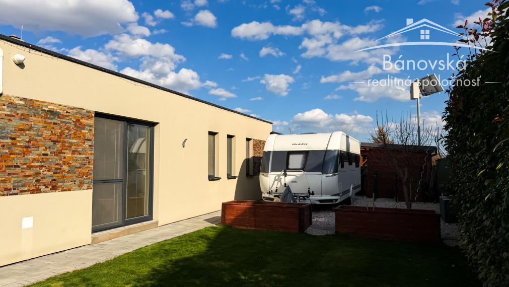 Priestranný 4 izbový dom s garážou v obci Hviezdoslavov - časť Podháj