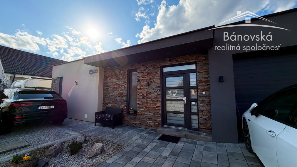 Priestranný 4 izbový dom s garážou v obci Hviezdoslavov - časť Podháj