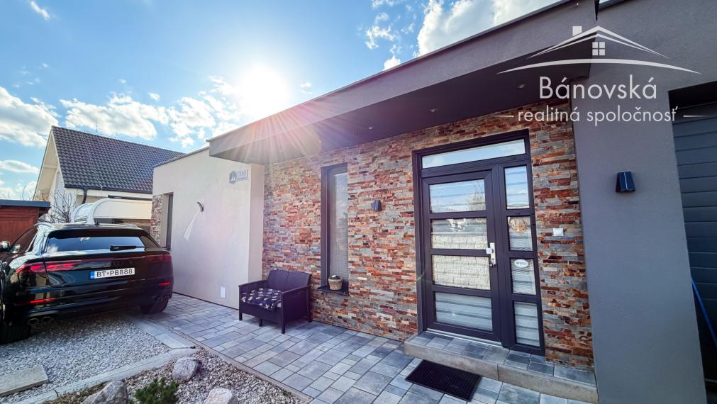 Priestranný 4 izbový dom s garážou v obci Hviezdoslavov - časť Podháj