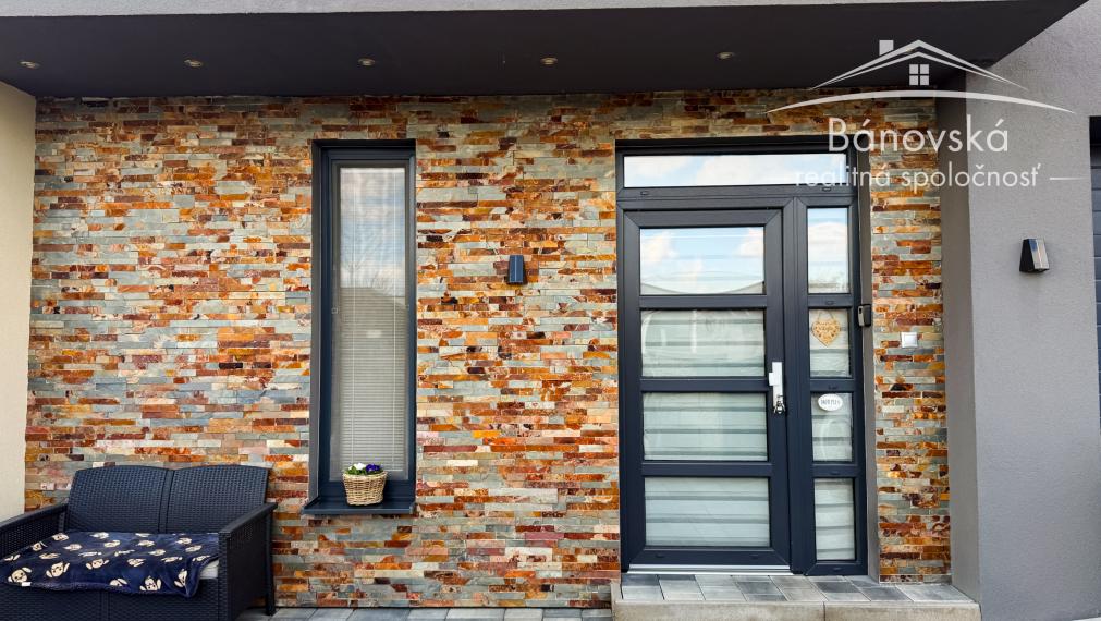 Priestranný 4 izbový dom s garážou v obci Hviezdoslavov - časť Podháj