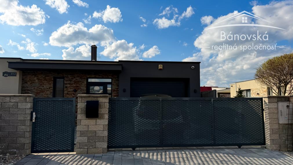 Priestranný 4 izbový dom s garážou v obci Hviezdoslavov - časť Podháj