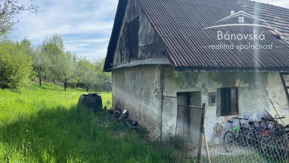 Ponúkame Vám na predaj vidiecky dom s veľkým pozemkom v obci Žitná-Radiša