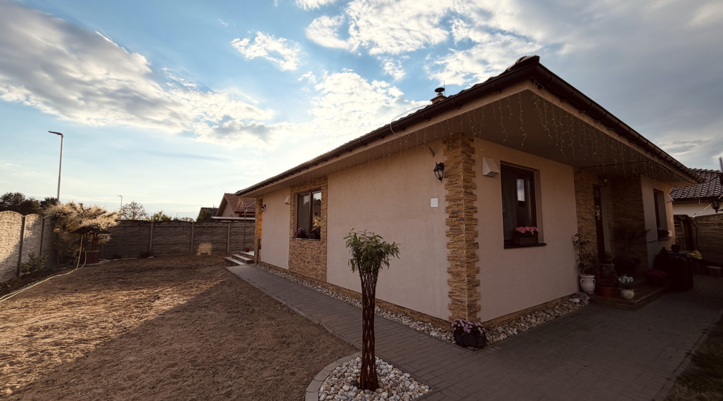 Samostatne stojaci 4 izbový bungalov s garážov vo Veľkých Levároch