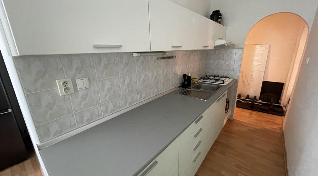 Ponúkame Vám na predaj 1-izbový byt v Bánovciach nad Bebravou o výmere 48m2.