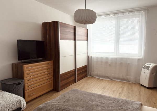 Malacky: Praktický 2-izbový byt po rekonštrukcii – ideálna voľba pre tých, ktorí hľadajú pohodlie a praktickú lokalitu