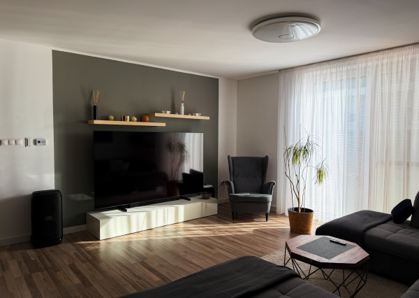 Priestranný 4 izbový dom s garážou v obci Hviezdoslavov - časť Podháj