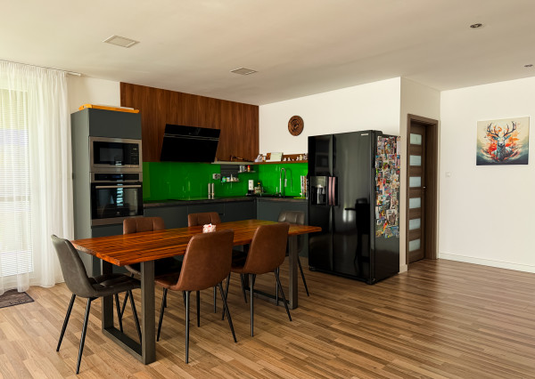 Priestranný 4 izbový dom s garážou v obci Hviezdoslavov - časť Podháj