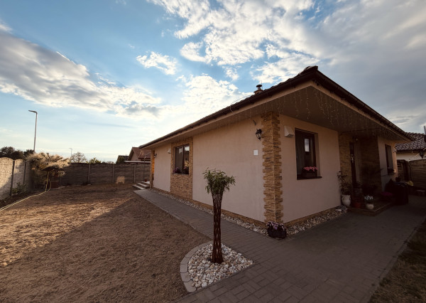 Samostatne stojaci 4 izbový bungalov s garážov vo Veľkých Levároch