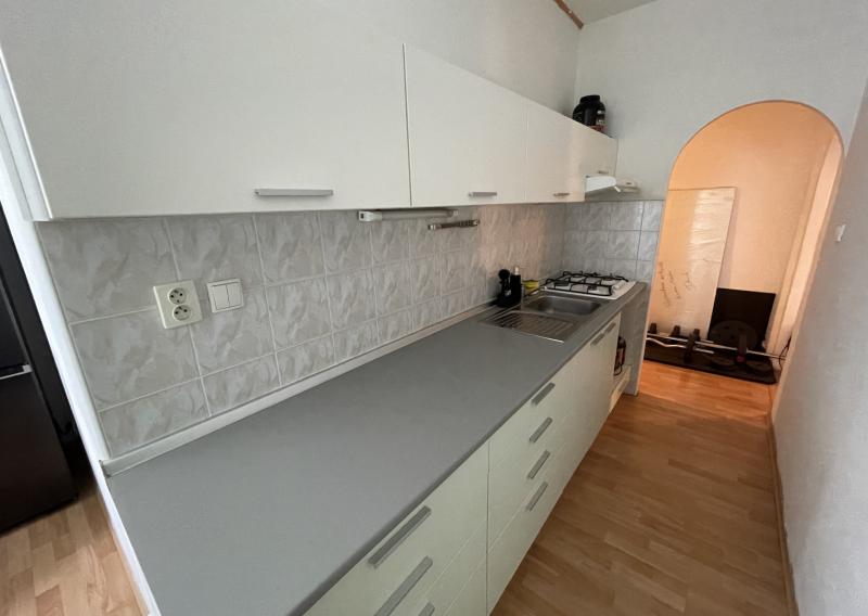 Ponúkame Vám na predaj 1-izbový byt v Bánovciach nad Bebravou o výmere 44m2. - fotografia 1